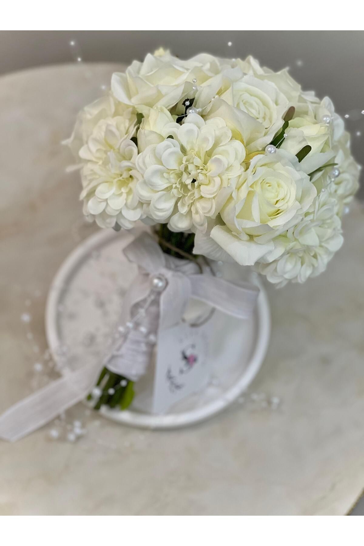 Brautstrauß aus weißen Perlenrosen – Ansteckblume des Bräutigams