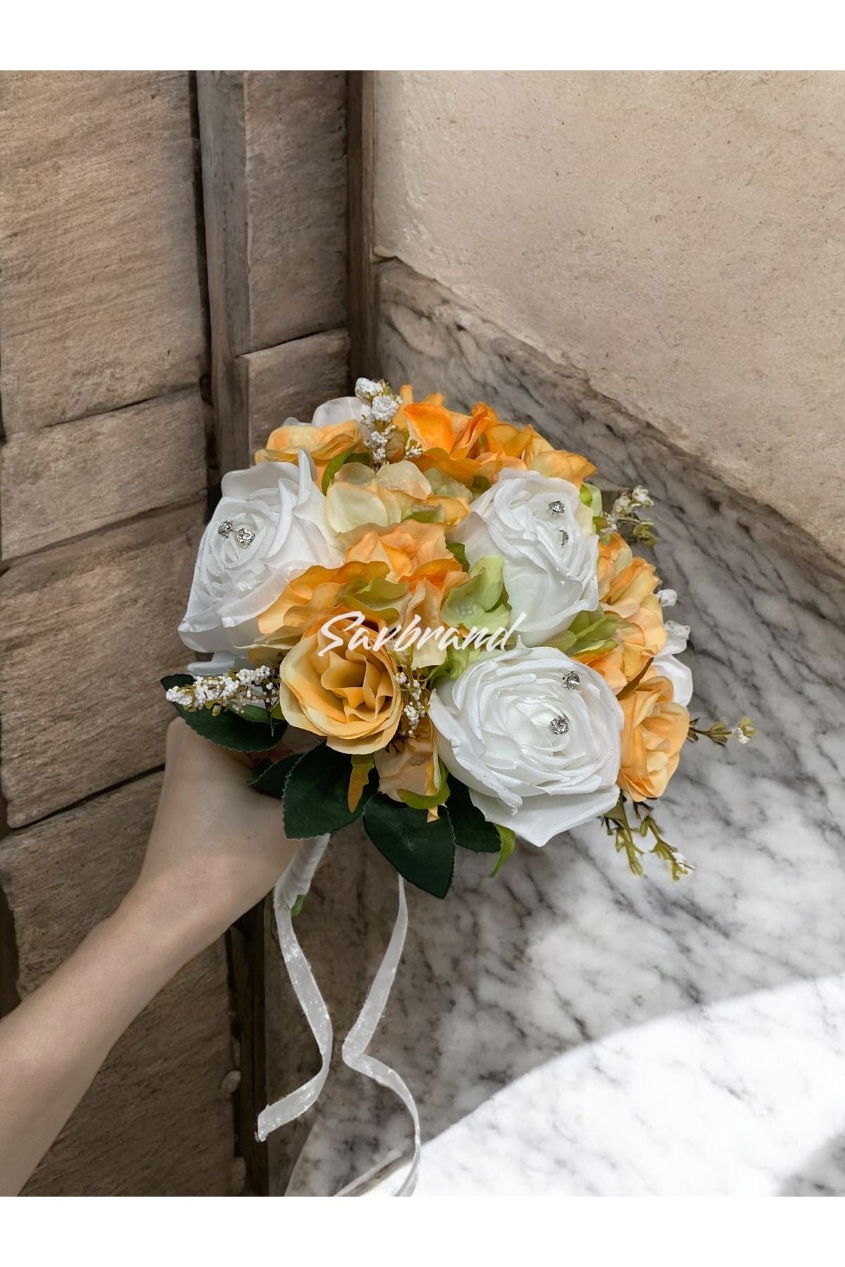 Brautstrauß aus orangefarbenen Rosen und Hortensien