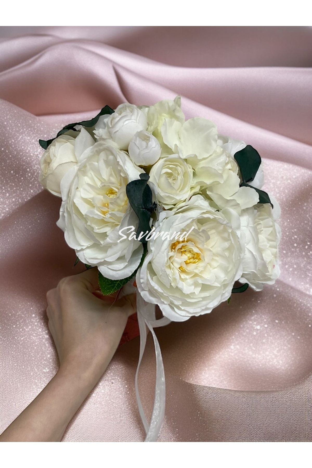 Cremefarbener Pfingstrosen-Eukalyptus-Luxus-Brautstrauß und Boutonniere