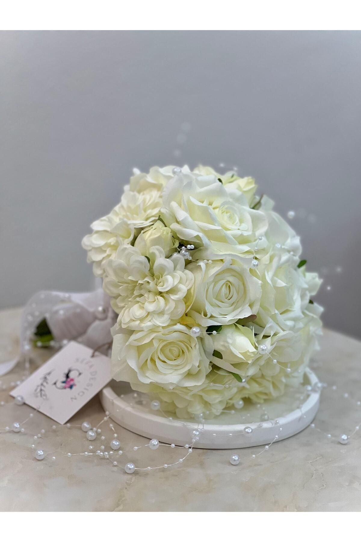 Brautstrauß aus weißen Perlenrosen – Ansteckblume des Bräutigams