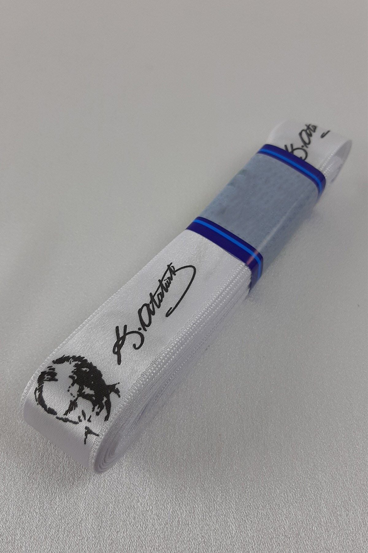 Weißes Satinband mit K.Atatürk-Aufdruck