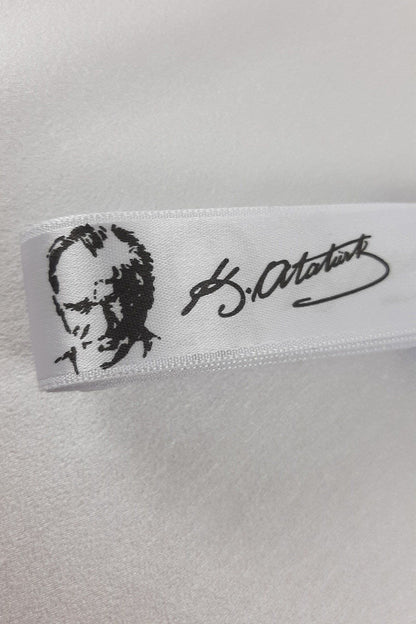 Weißes Satinband mit K.Atatürk-Aufdruck