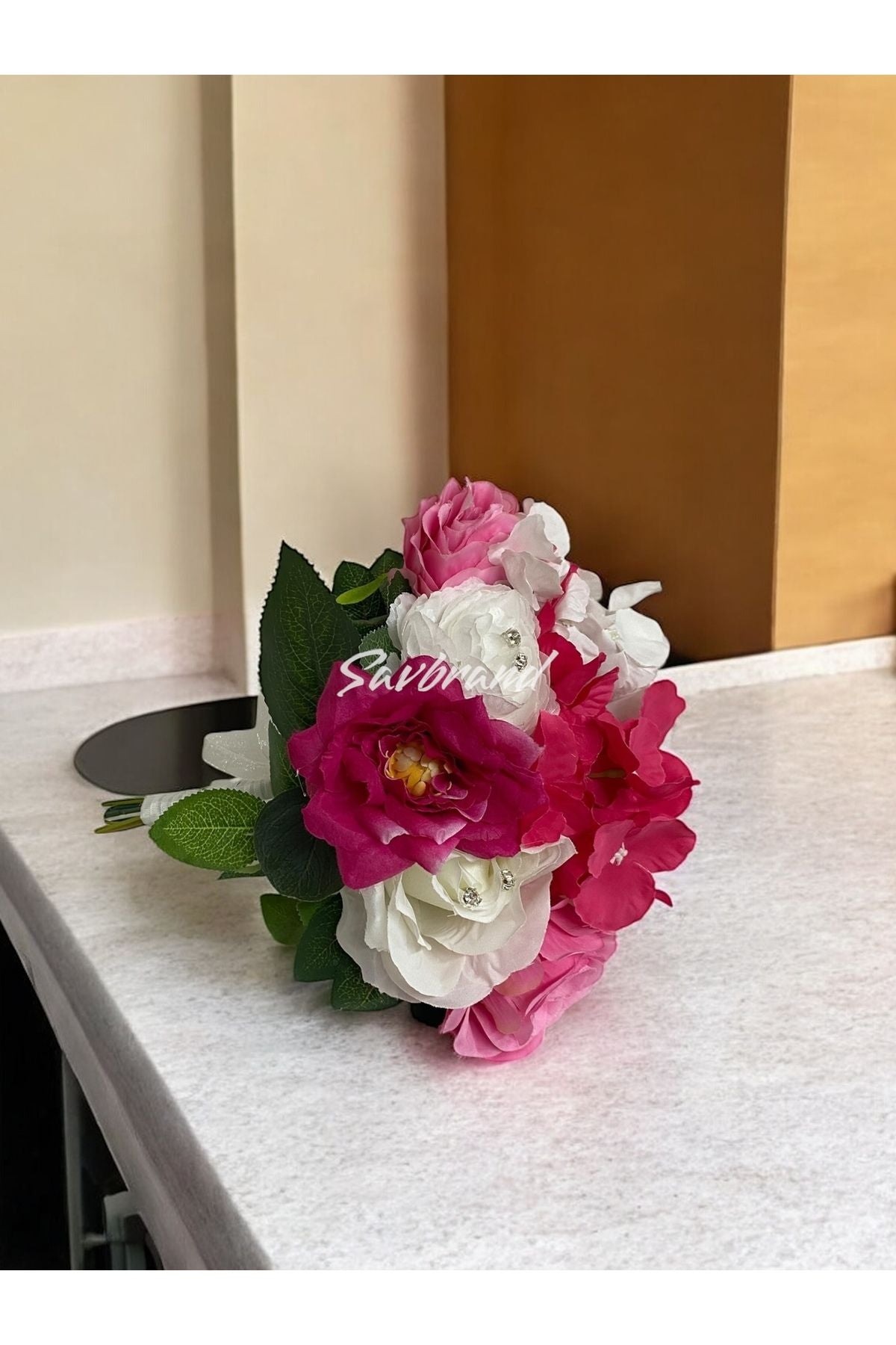 Brautstrauß aus rosa Rosen und fuchsiafarbenen Hortensien