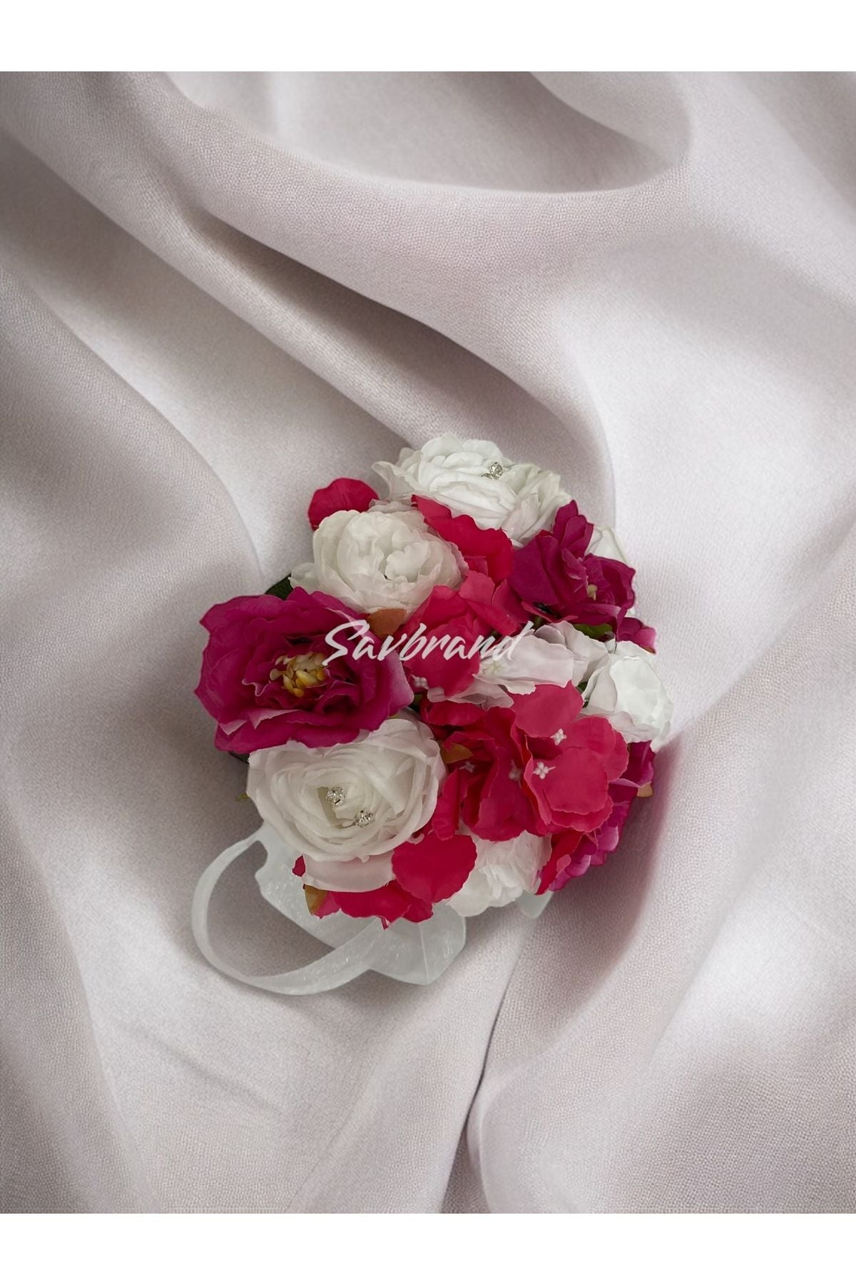 Brautstrauß aus fuchsiafarbenen Hortensien und weißen Rosen