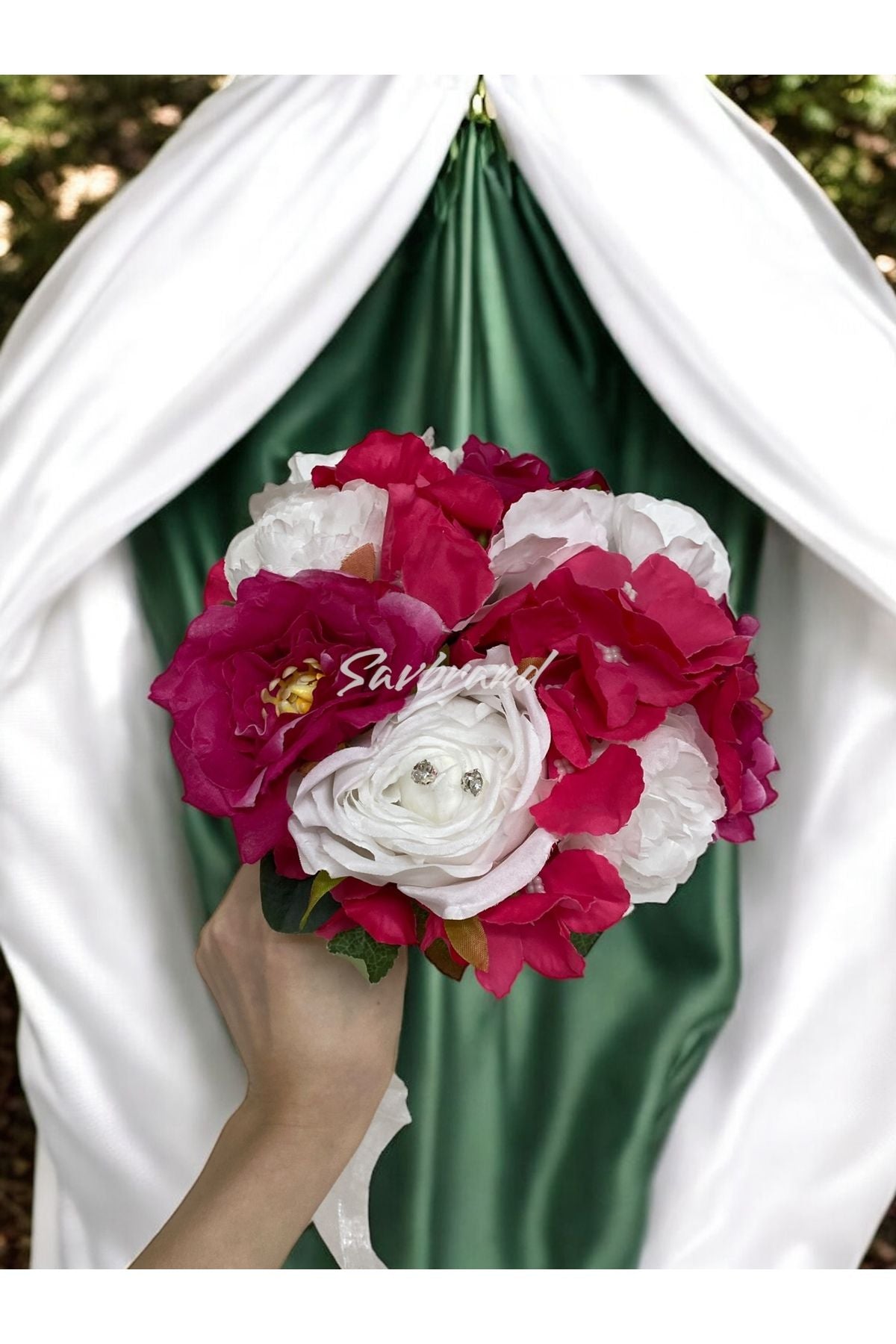 Brautstrauß aus fuchsiafarbenen Hortensien und weißen Rosen