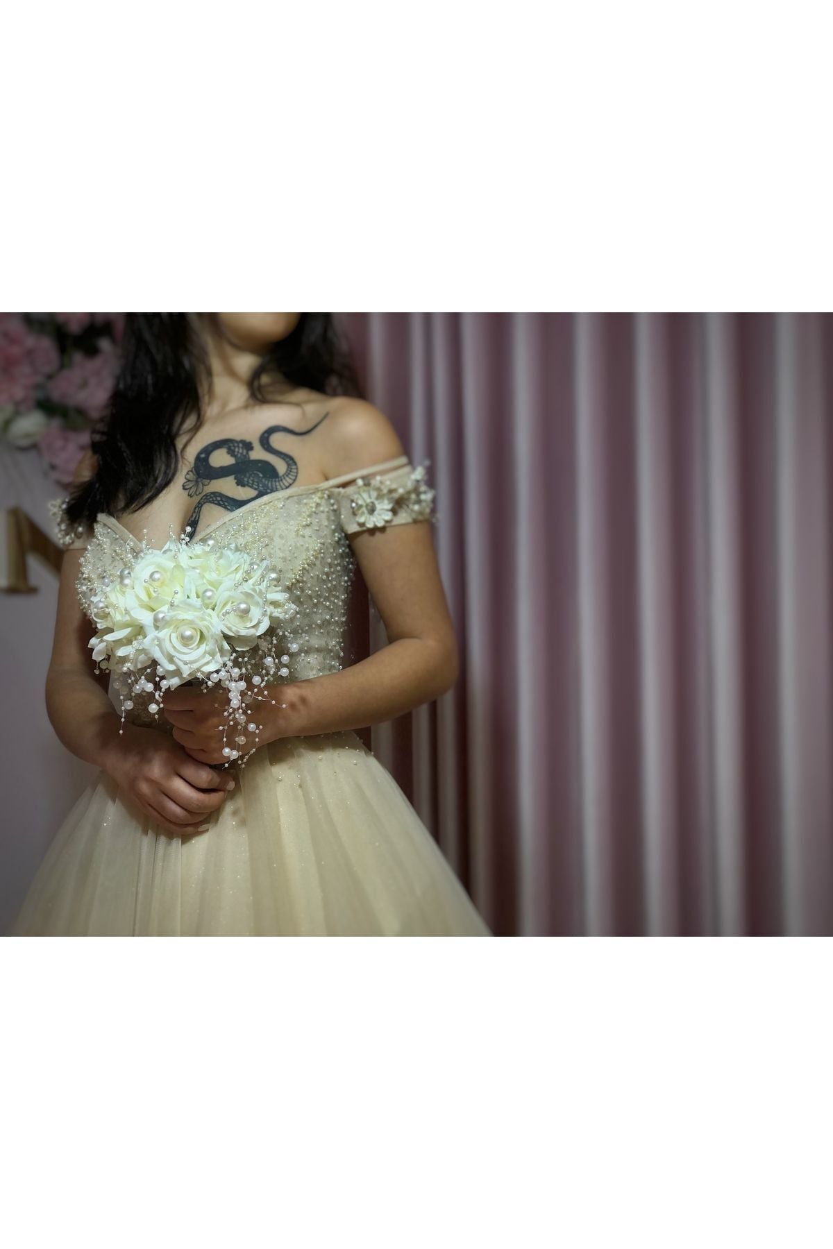 Perlweißer Brautstrauß und Ansteckblume für den Bräutigam (HOCHZEIT, VERLOBUNG, HENNA, HANDBOUQUET, BRAUTBOUQUETS, BRÄUTIGAM)