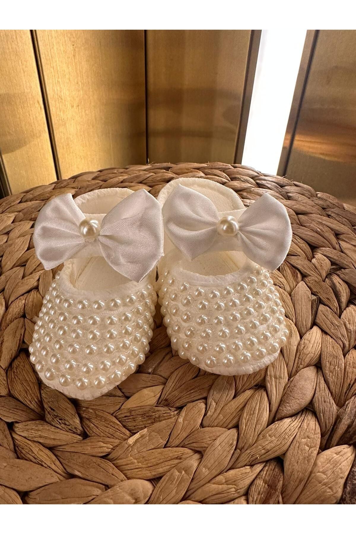 Kız Bebek Kalp Detay Parlak Incili 0-6 Ay Arası 10cm Hediyelik Patik Lüx Cırtcıtlı