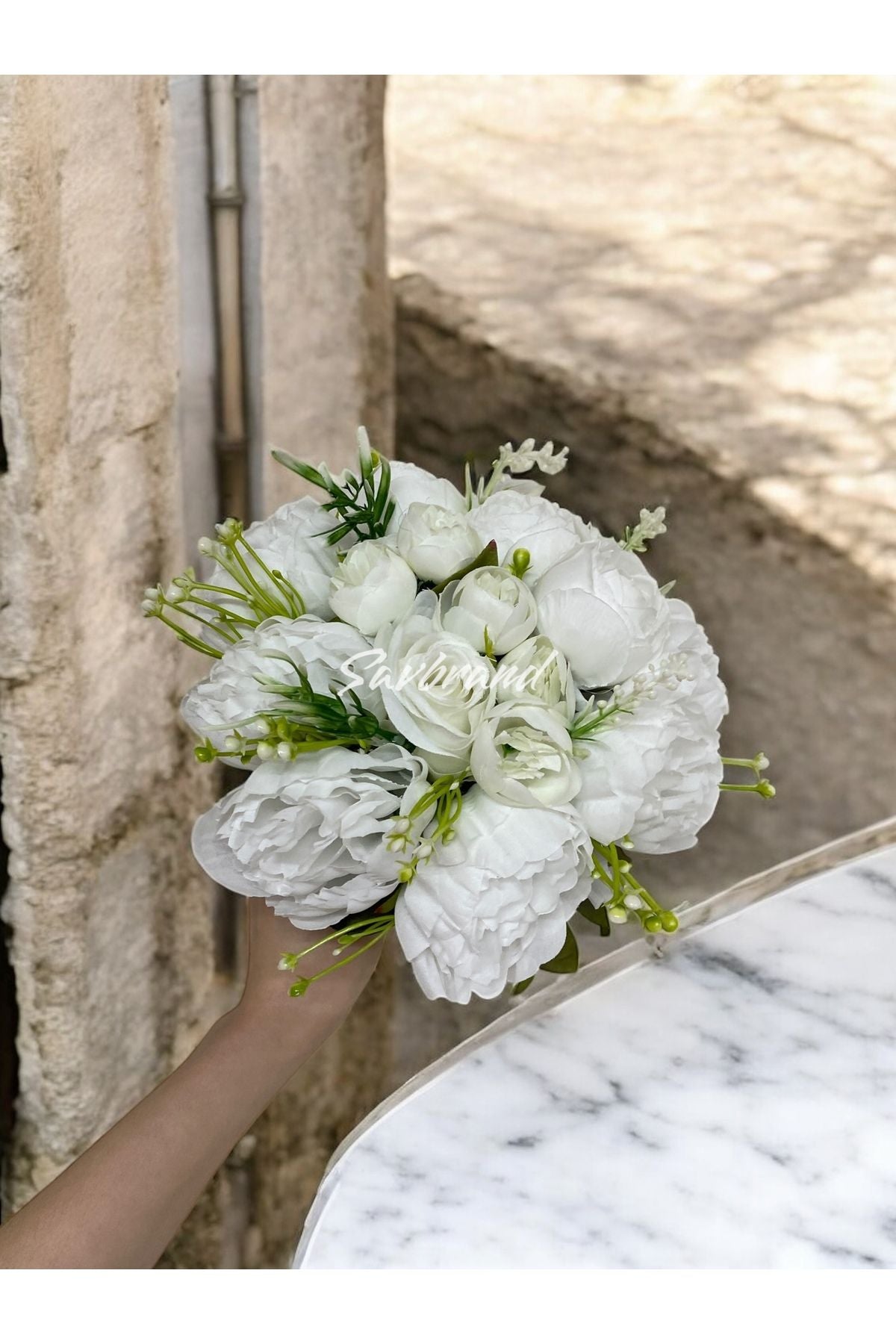 Brautstrauß und Ansteckblume aus weißen Pfingstrosen