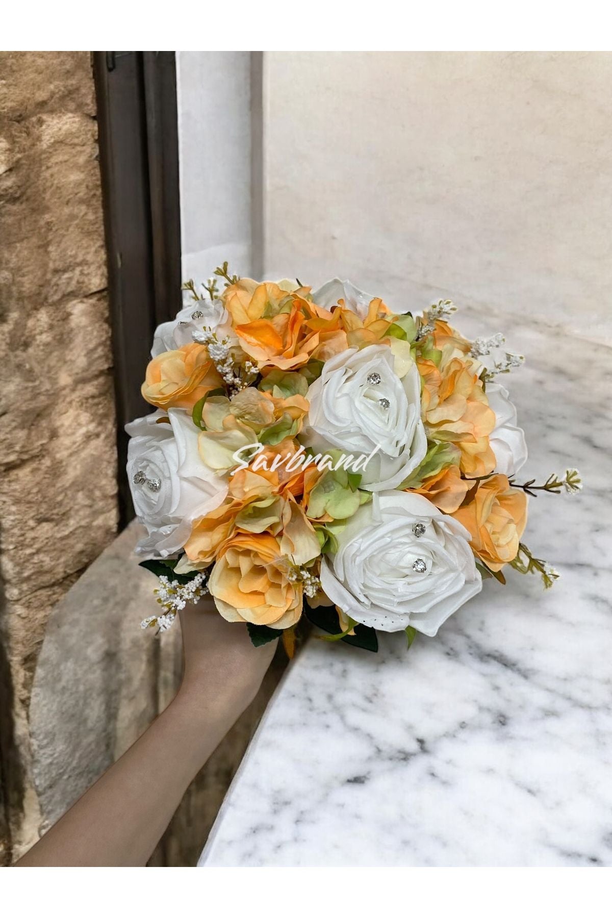 Brautstrauß aus orangefarbenen Rosen und Hortensien