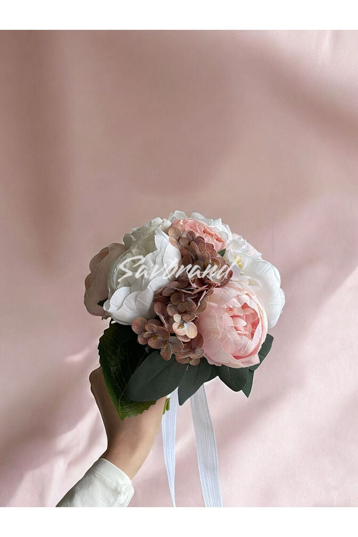Brautstrauß mit zarter Pfingstrose, feuchter Hortensie und Rose im Spezialdesign