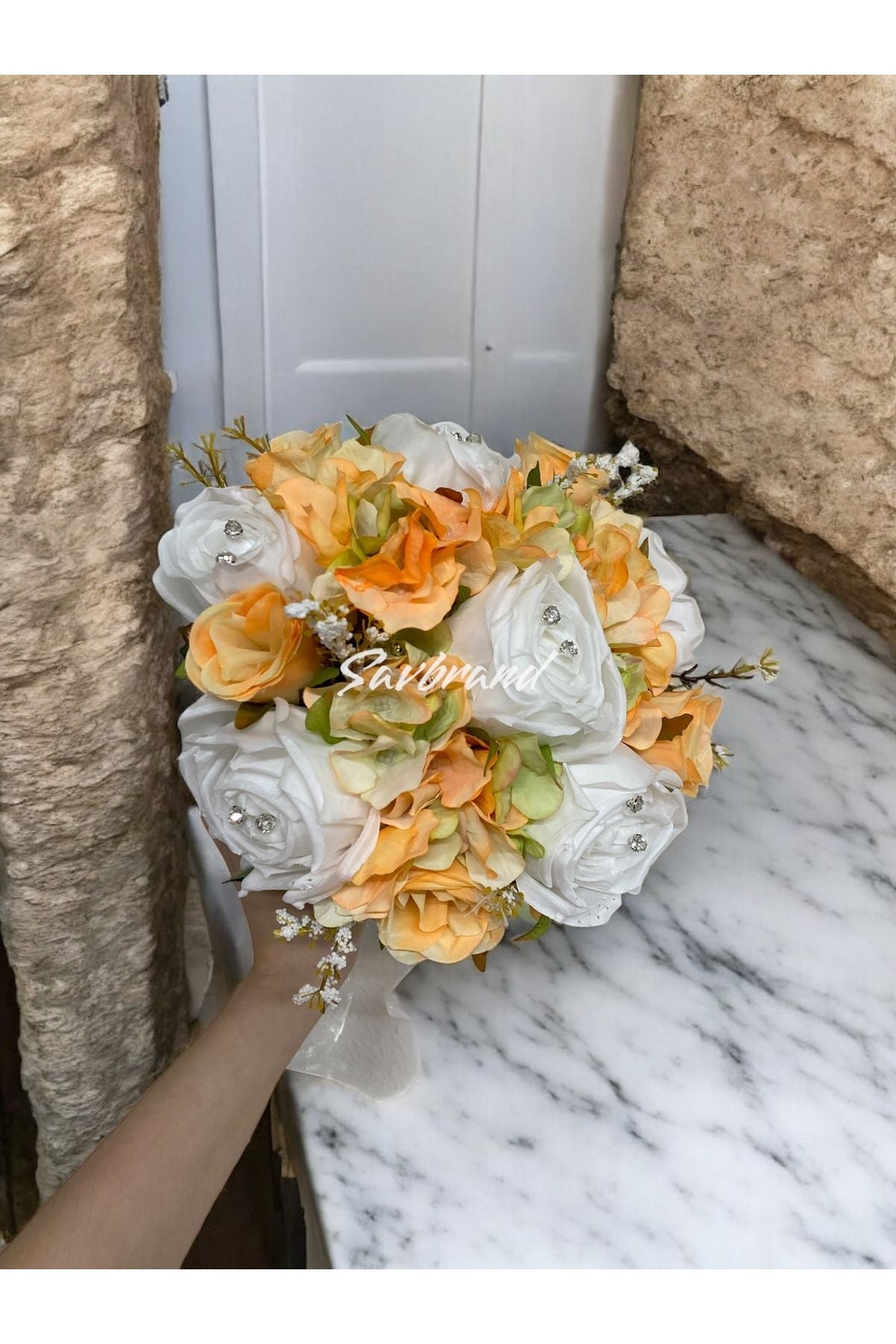 Brautstrauß aus orangefarbenen Rosen und Hortensien