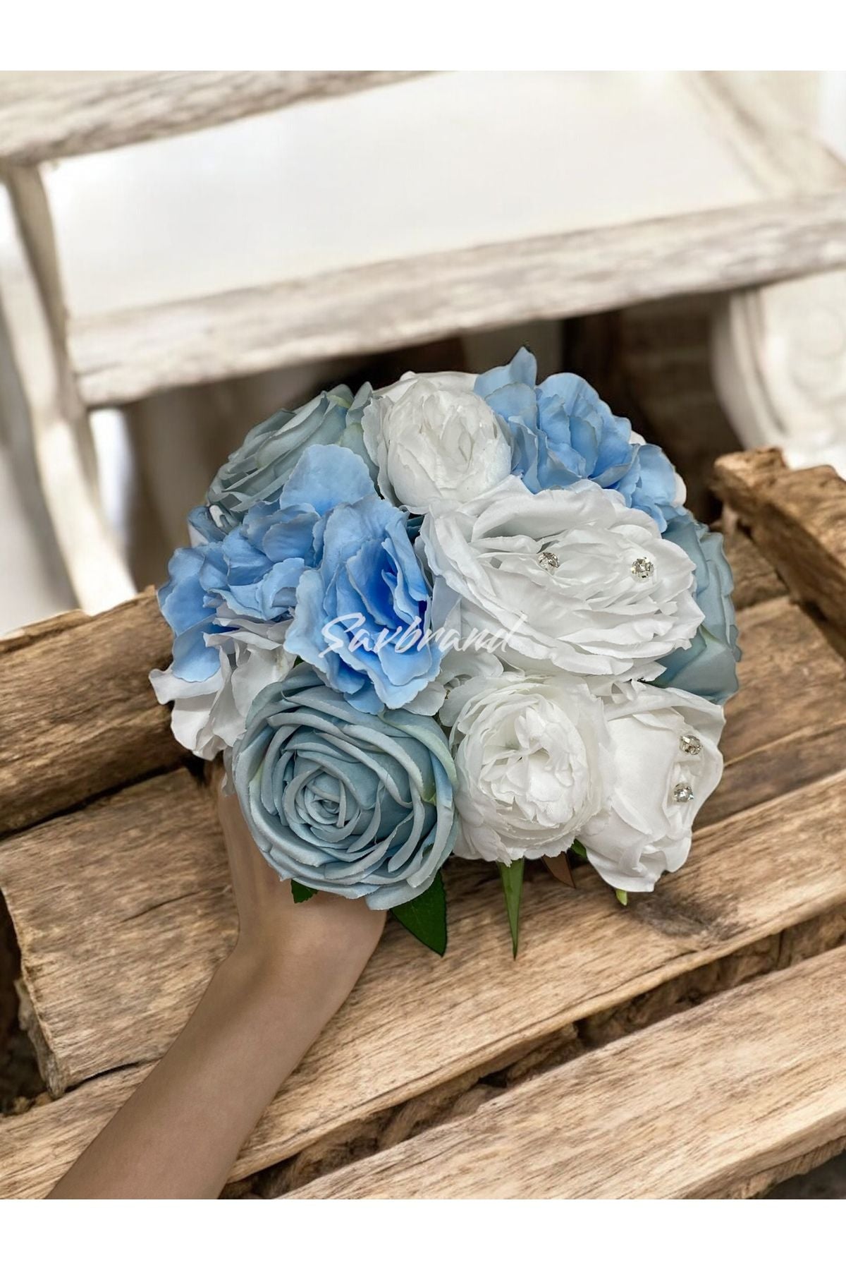 Brautstrauß mit blauen Hortensien und Rosen