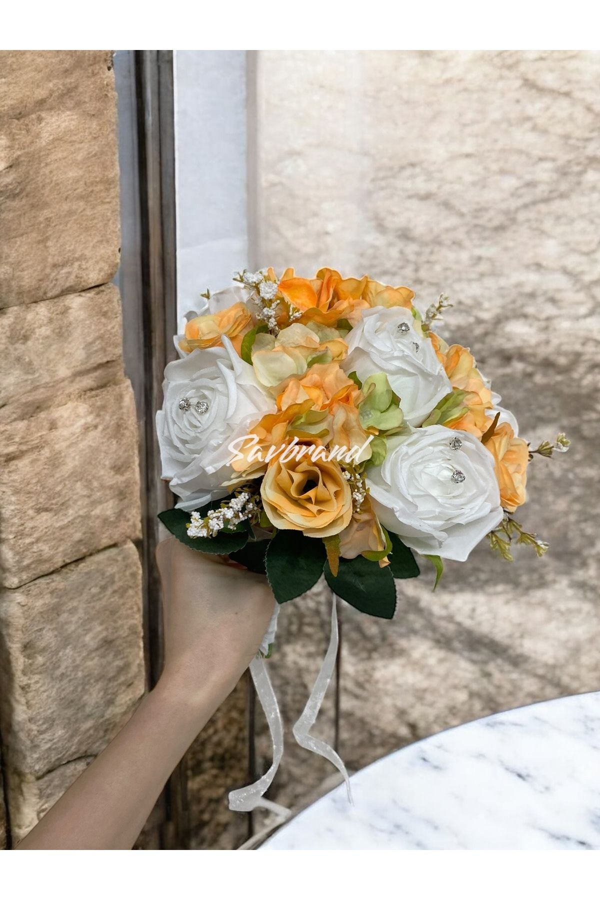 Brautstrauß aus orangefarbenen Rosen und Hortensien