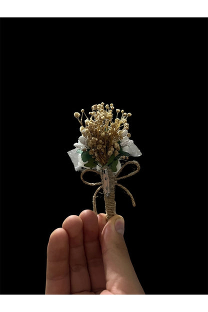 Schneeweiße Boutonniere mit weißen Tüllblumen und Gypsolu, weiße Latex-Gypsolu-Anstecknadel