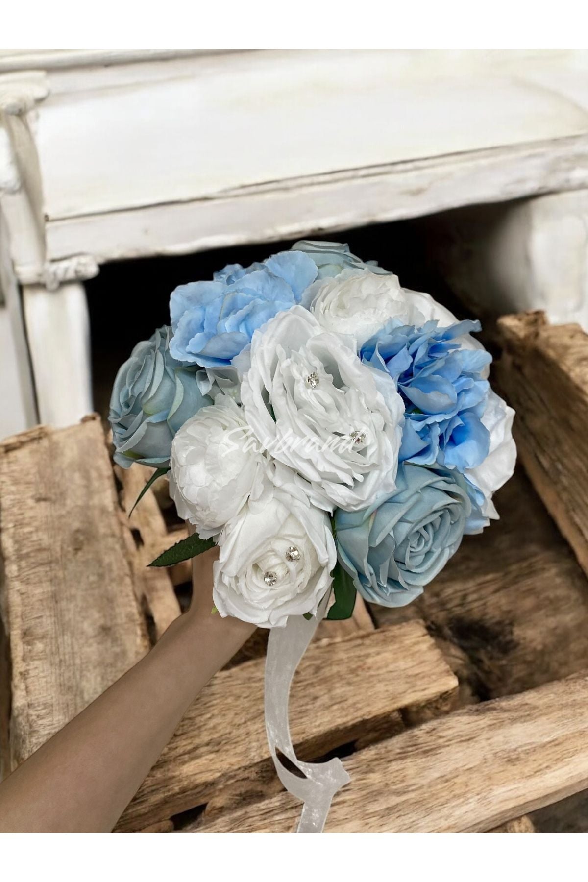 Brautstrauß mit blauen Hortensien und Rosen