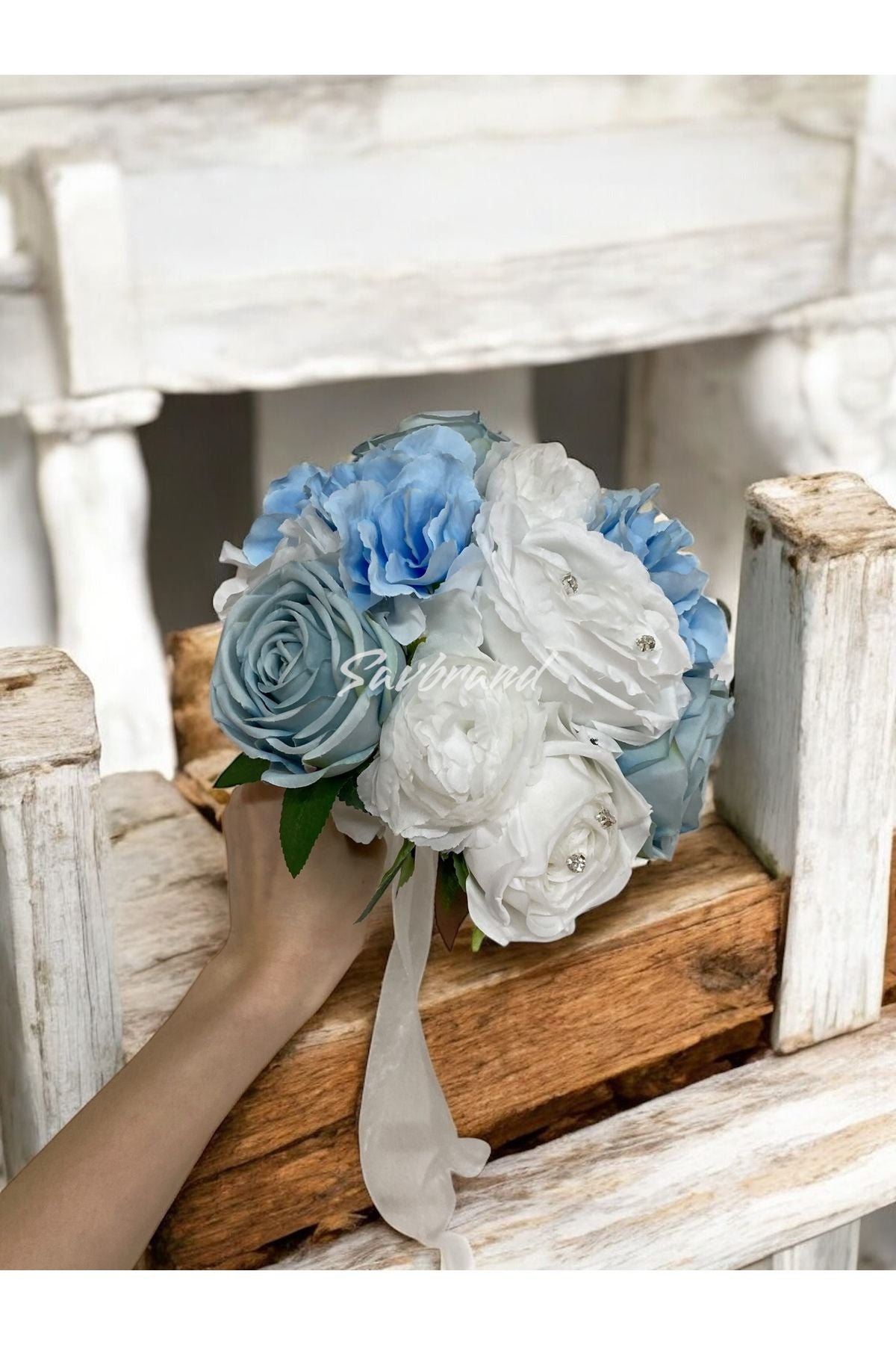 Brautstrauß mit blauen Hortensien und Rosen