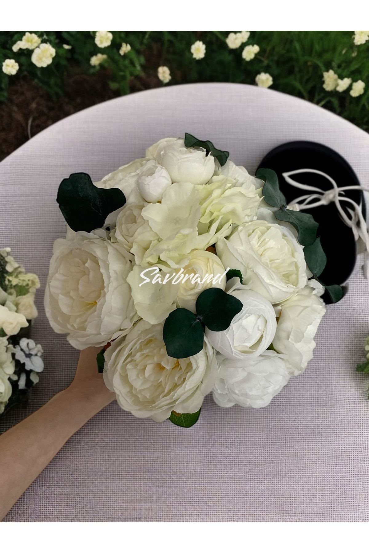 Cremefarbener Pfingstrosen-Eukalyptus-Luxus-Brautstrauß und Boutonniere