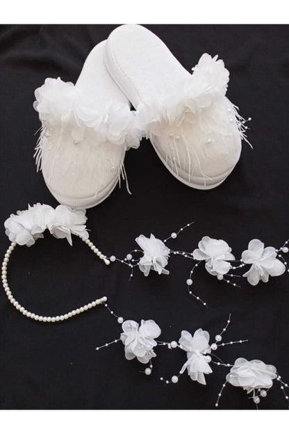 Damen-Umstandsset mit weißen Perlen und Azalea-Kronen-Slipper