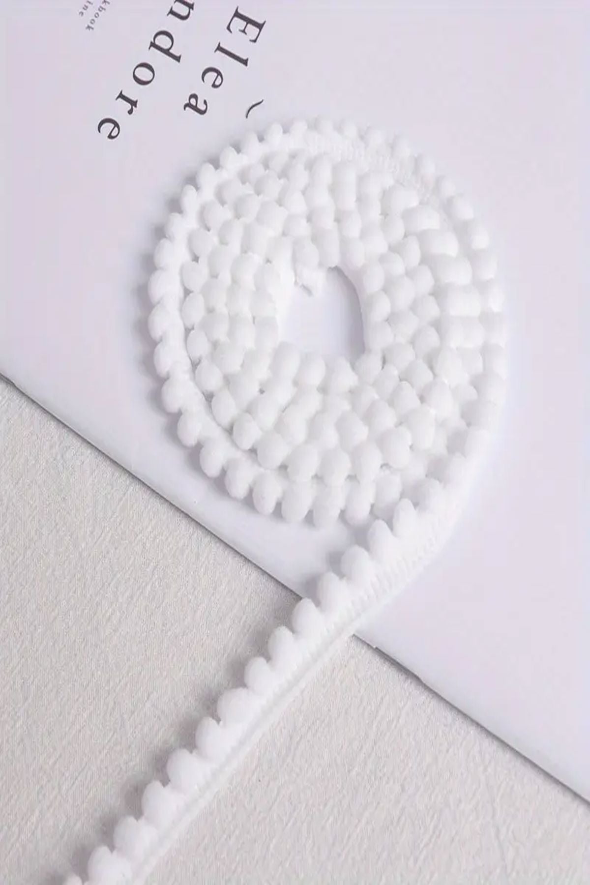 2 Meter Pompomband – Stilvolle Details für Mode und Wohndekoration