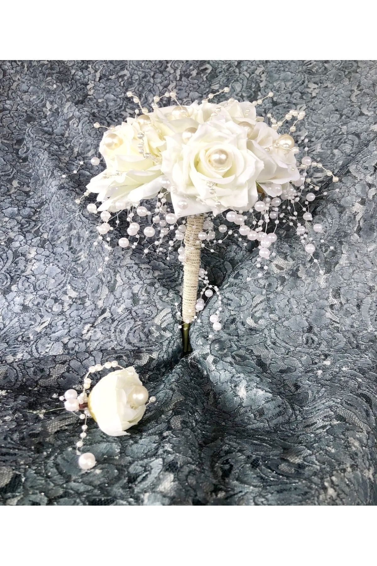 Perlweißer Brautstrauß und Ansteckblume für den Bräutigam (HOCHZEIT, VERLOBUNG, HENNA, HANDBOUQUET, BRAUTBOUQUETS, BRÄUTIGAM)