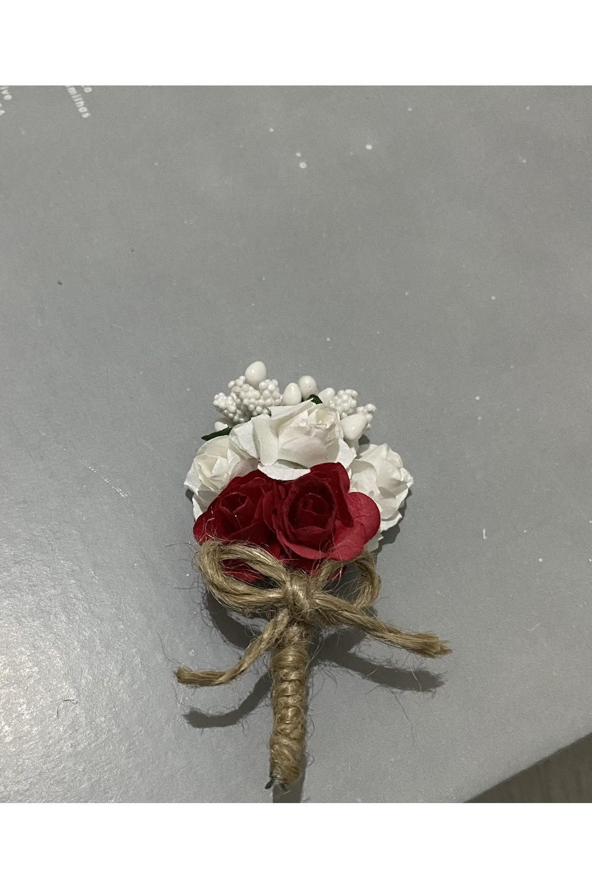 Kırmızı ve Beyaz Kağıt Güllü Yaka çiçeği , yaka iğnesi