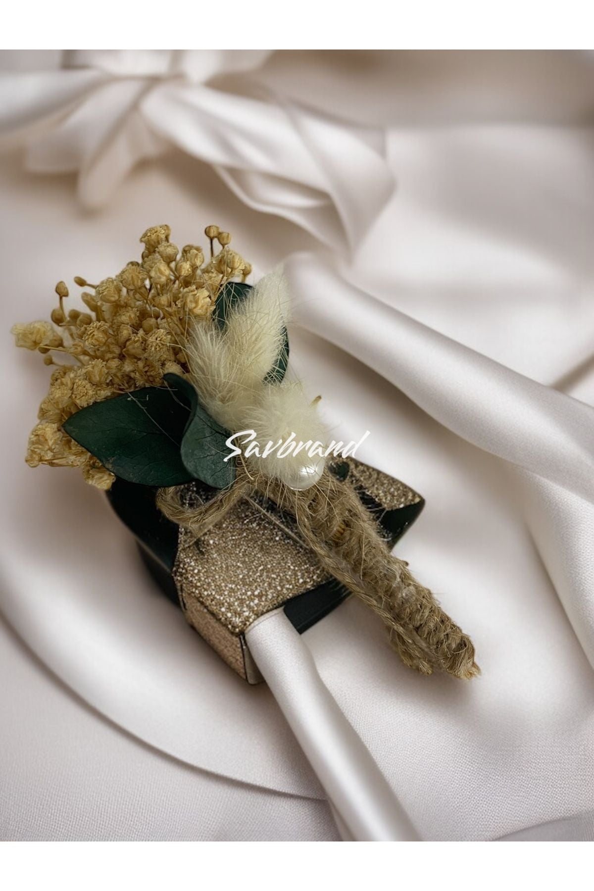 Cremefarbener Pfingstrosen-Eukalyptus-Luxus-Brautstrauß und Boutonniere