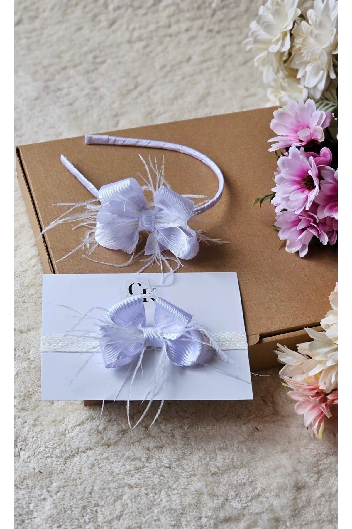 Weißes Federschleifen-Set für Mutter und Baby nach der Geburt