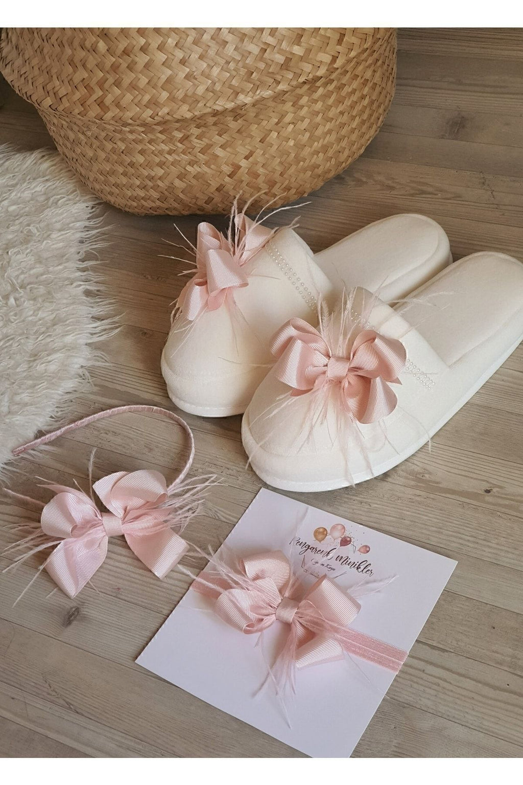 Pudra Pembesi Tüylü Fiyonk Lohusa Tacı Terlik Ve Bebek Sacbandı Lohusa Takimi