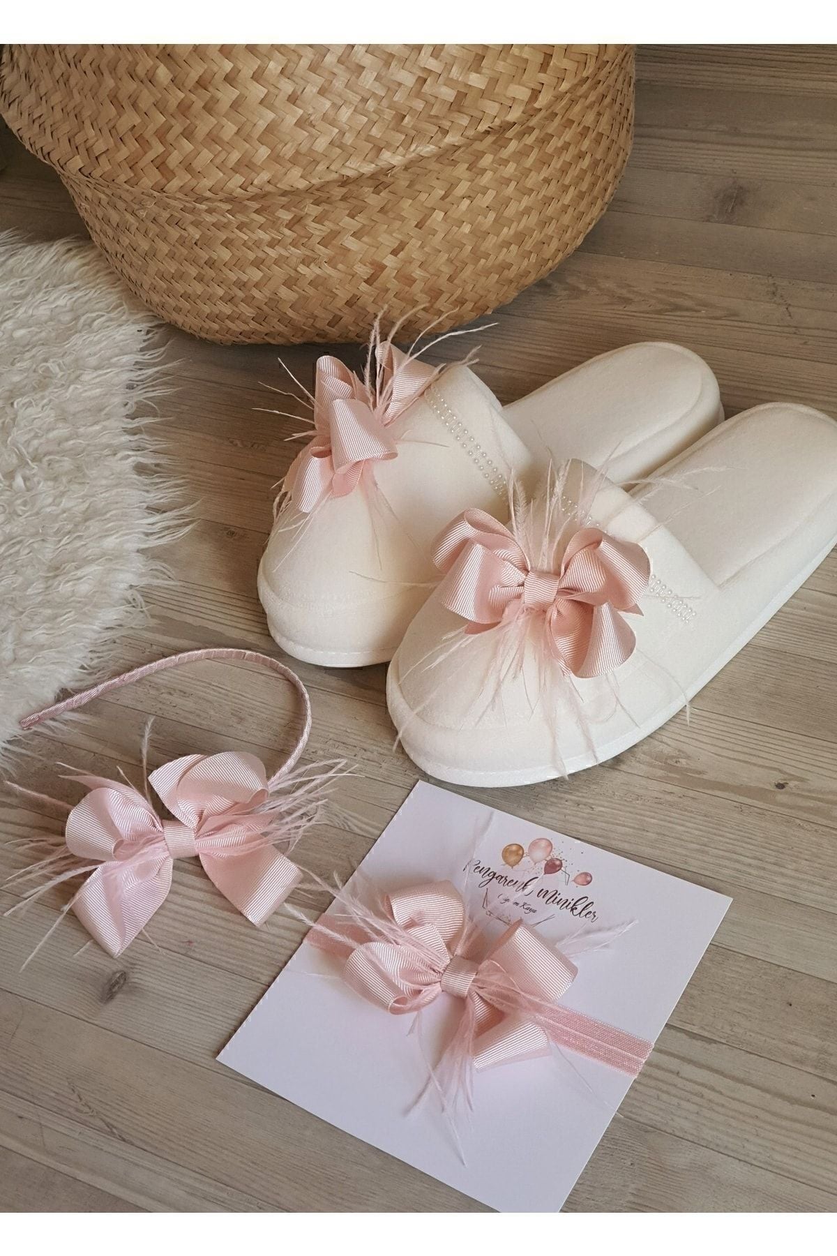 Pudra Pembesi Tüylü Fiyonk Lohusa Tacı Terlik Ve Bebek Sacbandı Lohusa Takimi