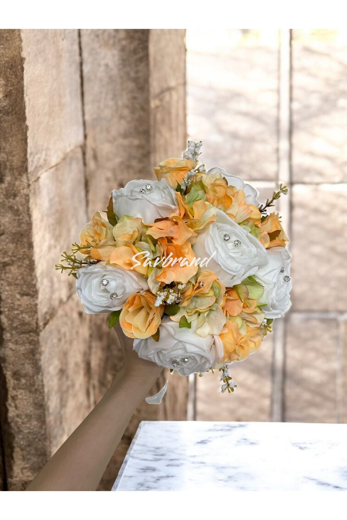 Brautstrauß aus orangefarbenen Rosen und Hortensien