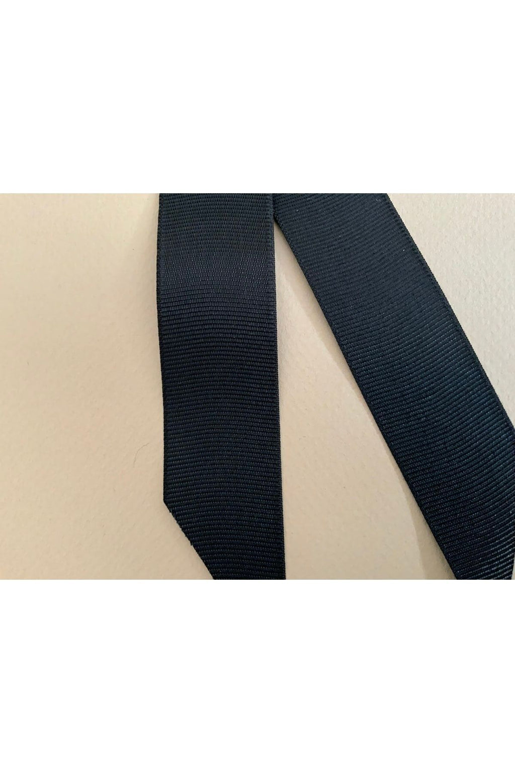(G) Schwarze Bandbrosche Anstecknadel