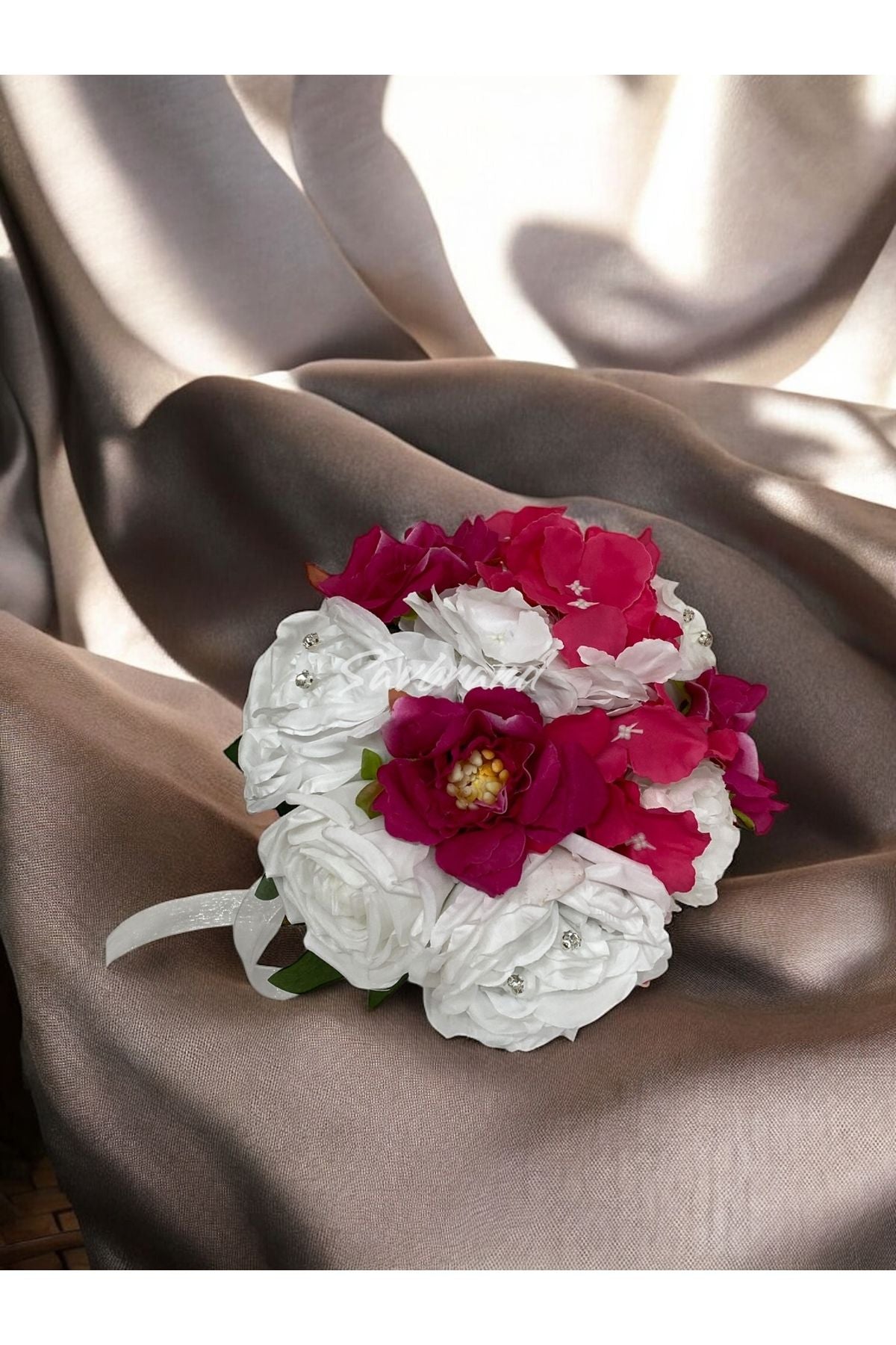 Brautstrauß aus fuchsiafarbenen Hortensien und weißen Rosen
