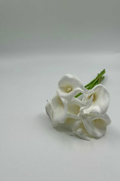 Gerçekçi Görünümlü 8’li Beyaz Islak Gala Demeti – Şık ve Kaliteli Yapay Çiçek Aranjmanı