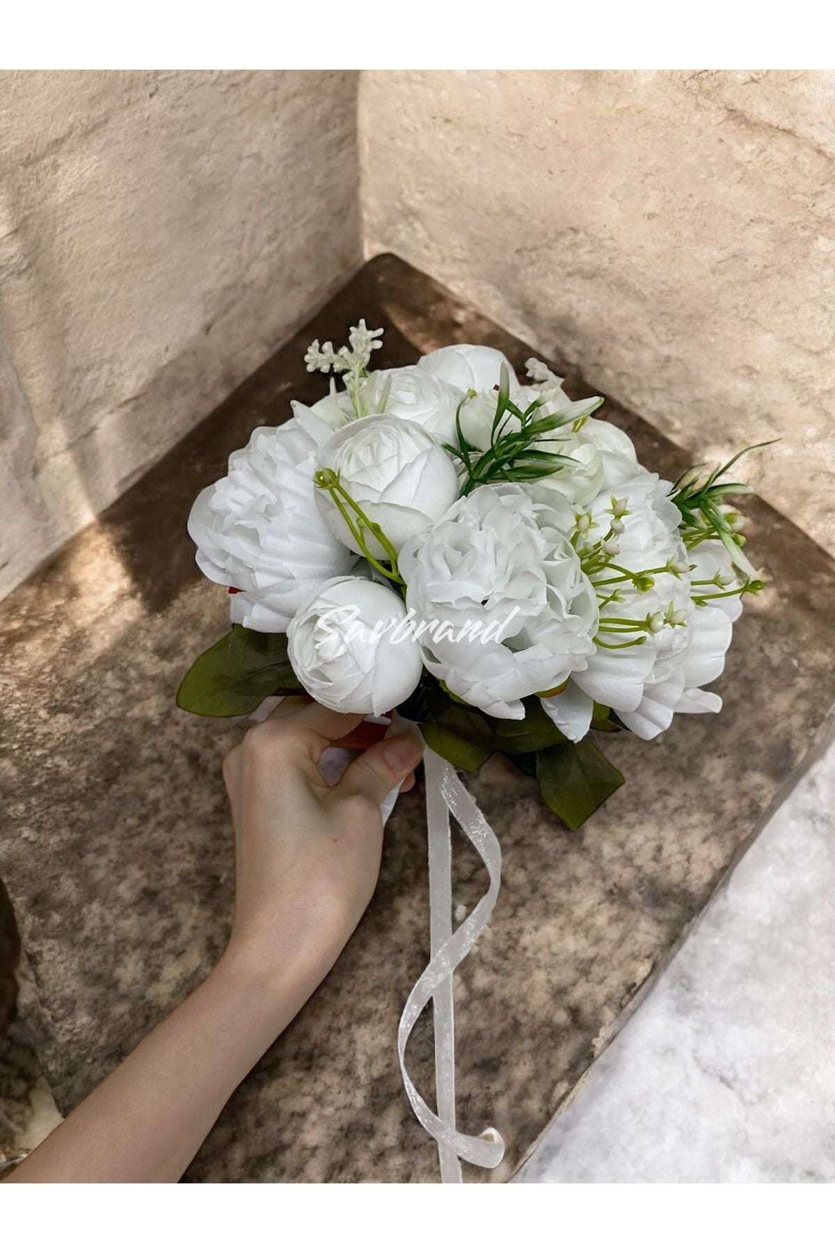 Brautstrauß und Ansteckblume aus weißen Pfingstrosen