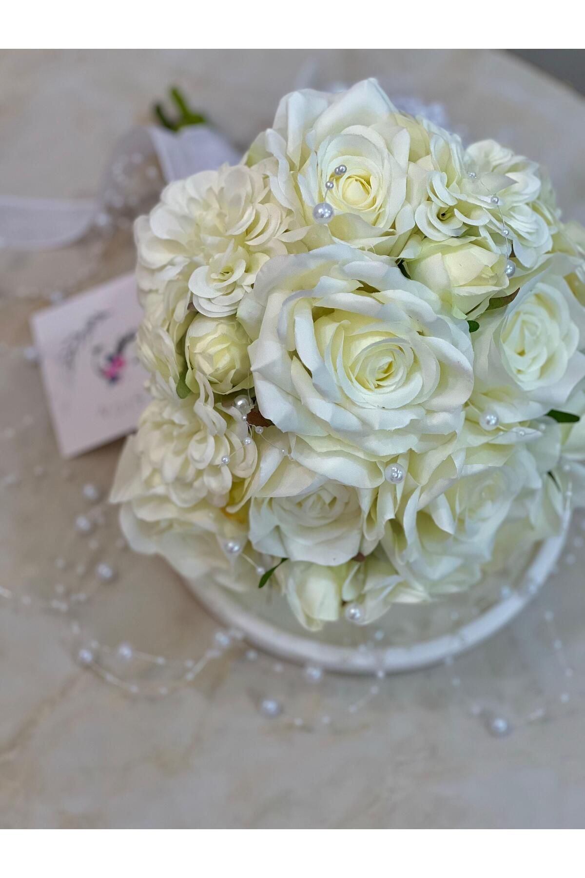 Brautstrauß aus weißen Perlenrosen – Ansteckblume des Bräutigams