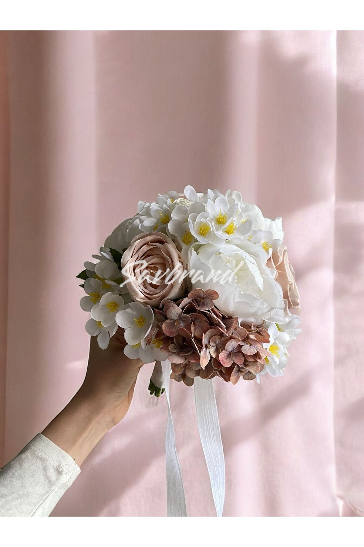 Brautstrauß aus Pfingstrose, Hortensie und Rose