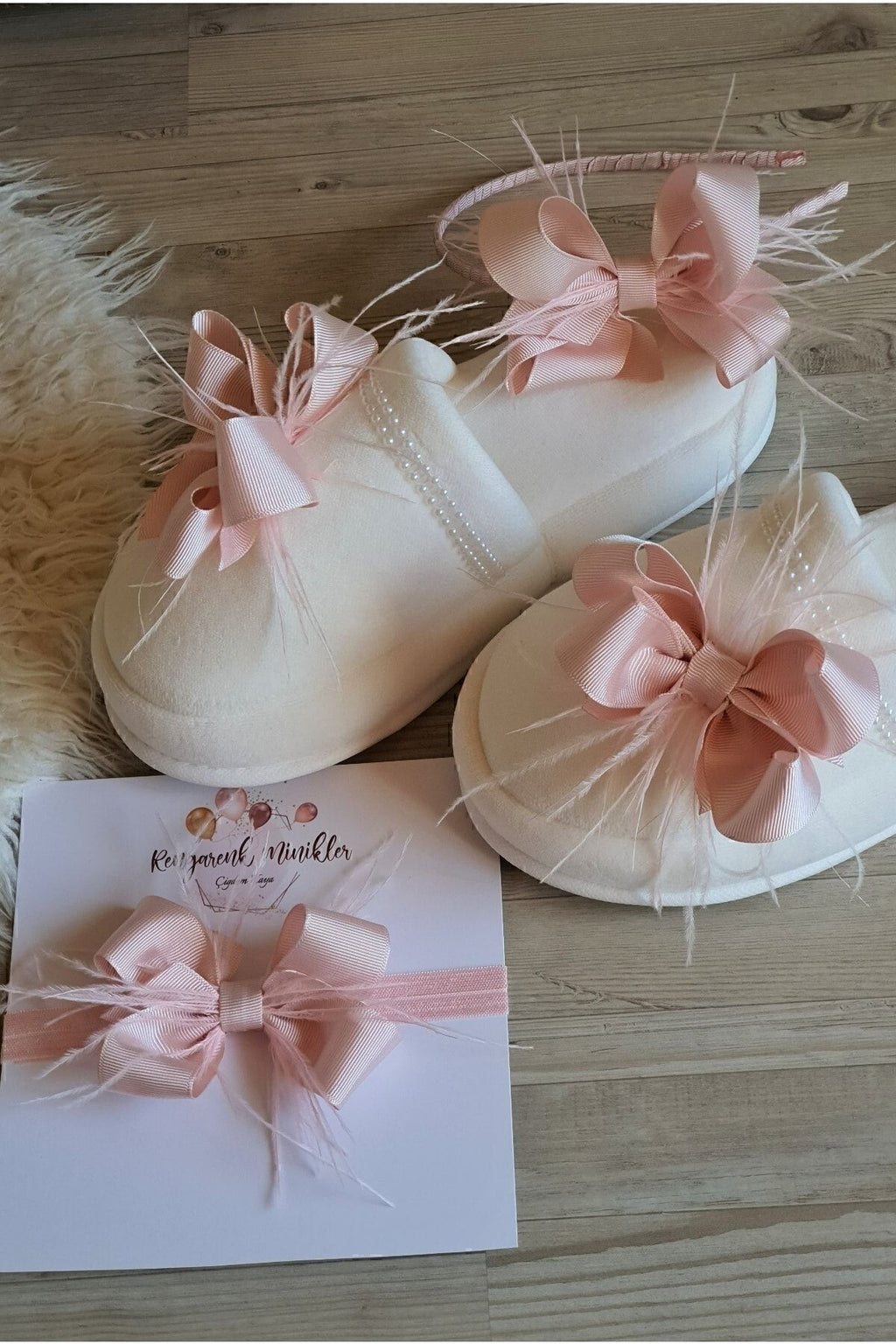 Pudra Pembesi Tüylü Fiyonk Lohusa Tacı Terlik Ve Bebek Sacbandı Lohusa Takimi