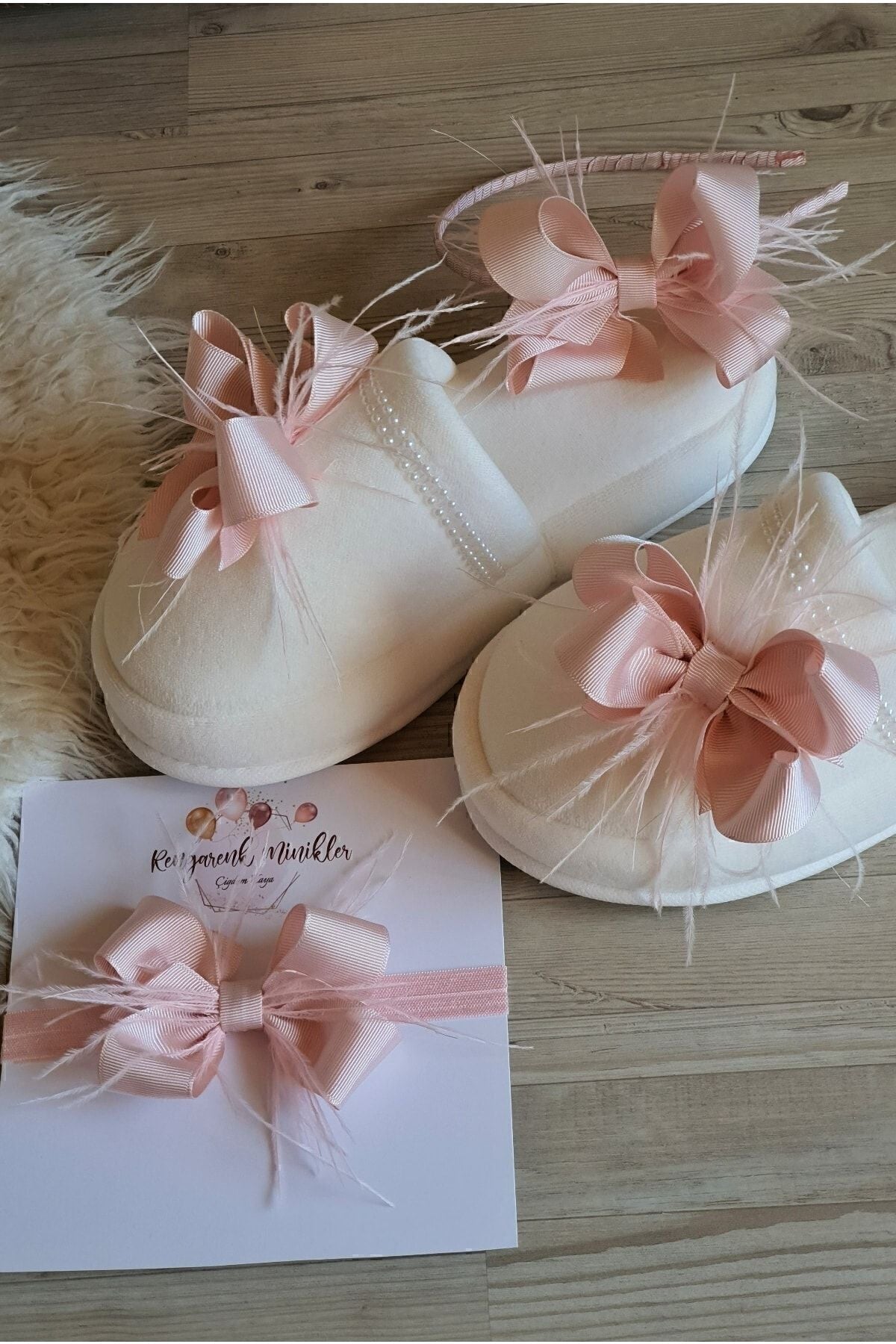 Pudra Pembesi Tüylü Fiyonk Lohusa Tacı Terlik Ve Bebek Sacbandı Lohusa Takimi