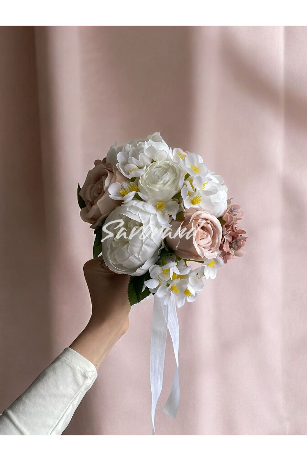 Brautstrauß aus Pfingstrose, Hortensie und Rose