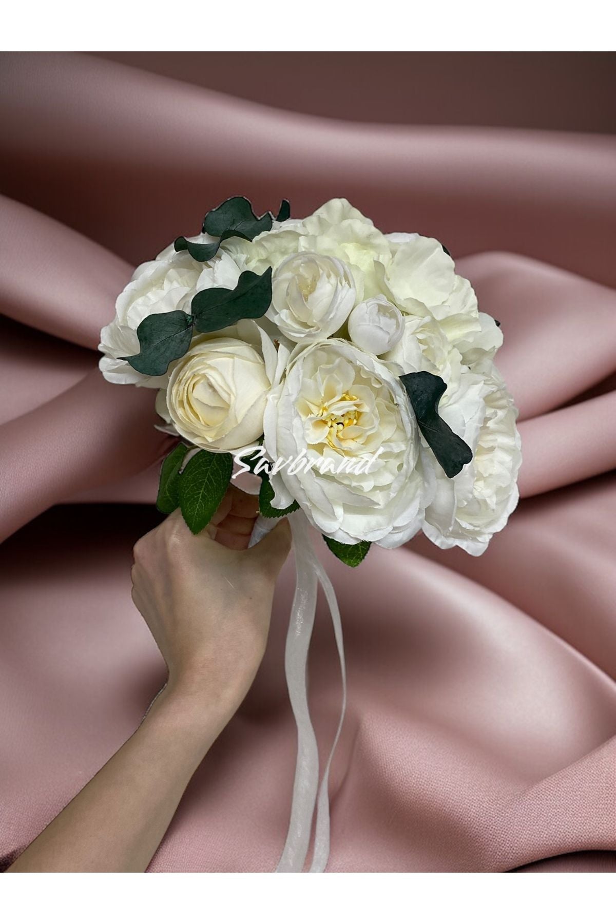 Cremefarbener Pfingstrosen-Eukalyptus-Luxus-Brautstrauß und Boutonniere