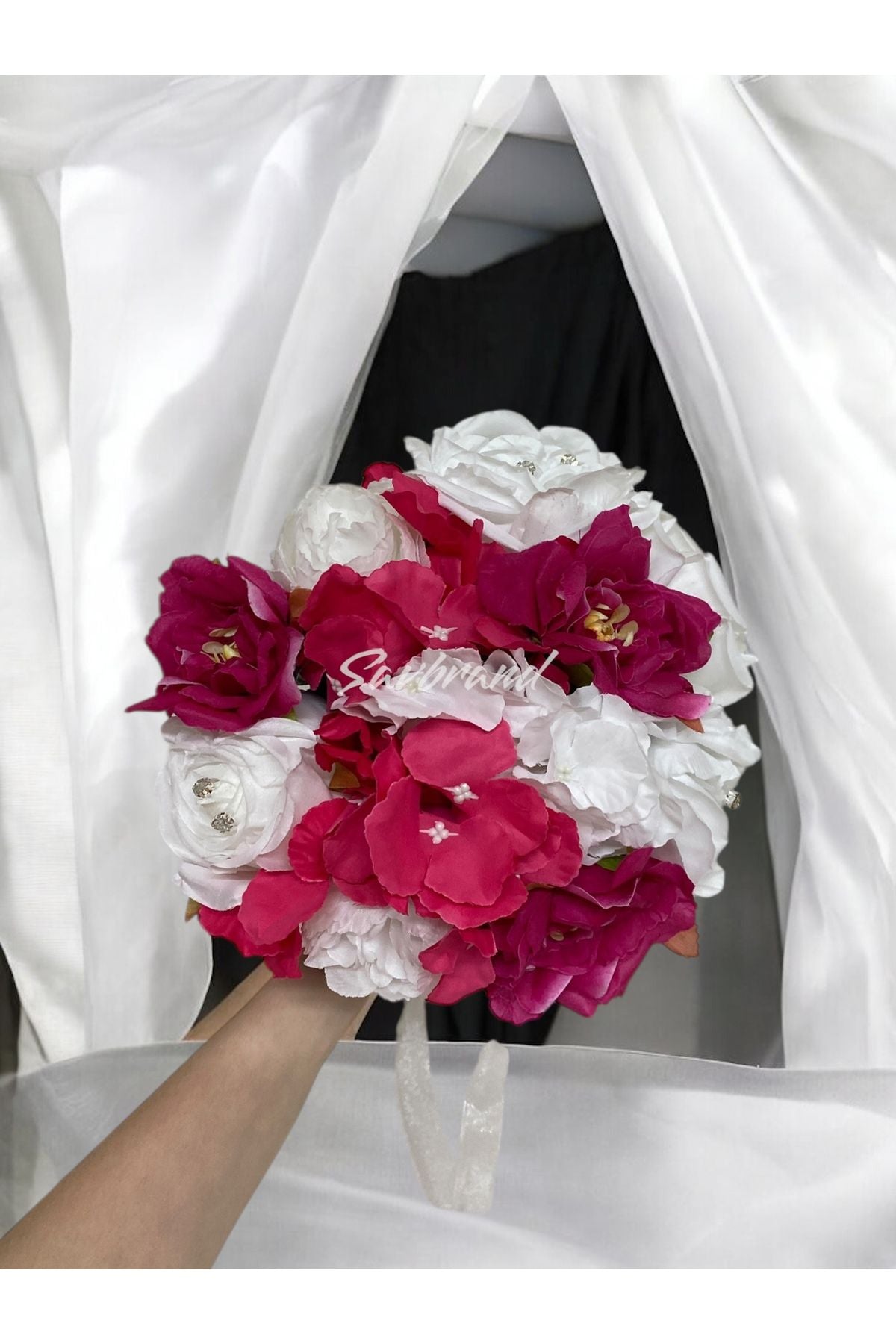 Brautstrauß aus fuchsiafarbenen Hortensien und weißen Rosen