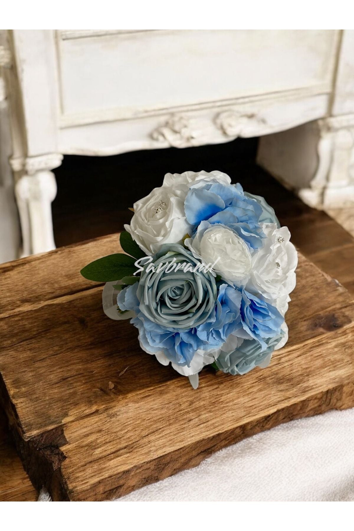 Brautstrauß mit blauen Hortensien und Rosen