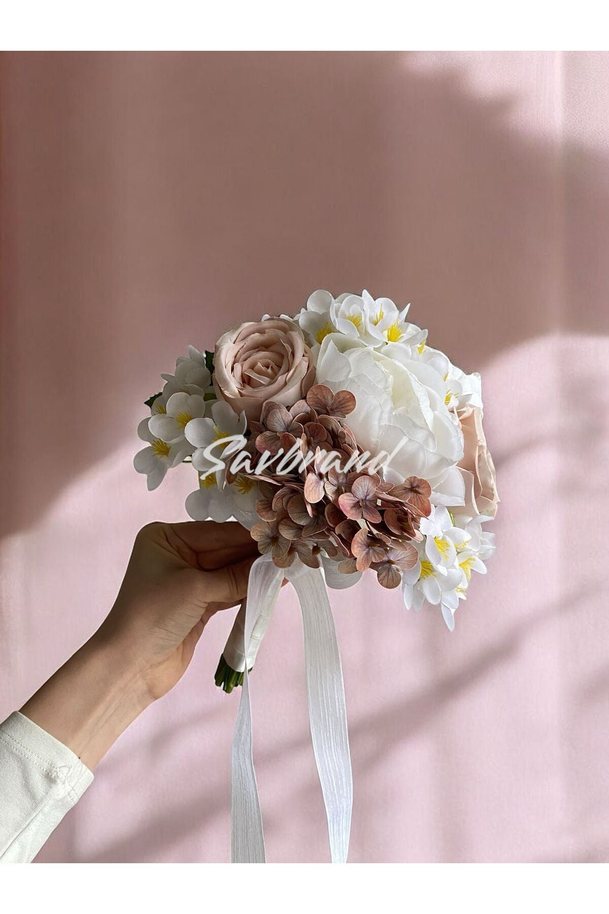 Brautstrauß aus Pfingstrose, Hortensie und Rose