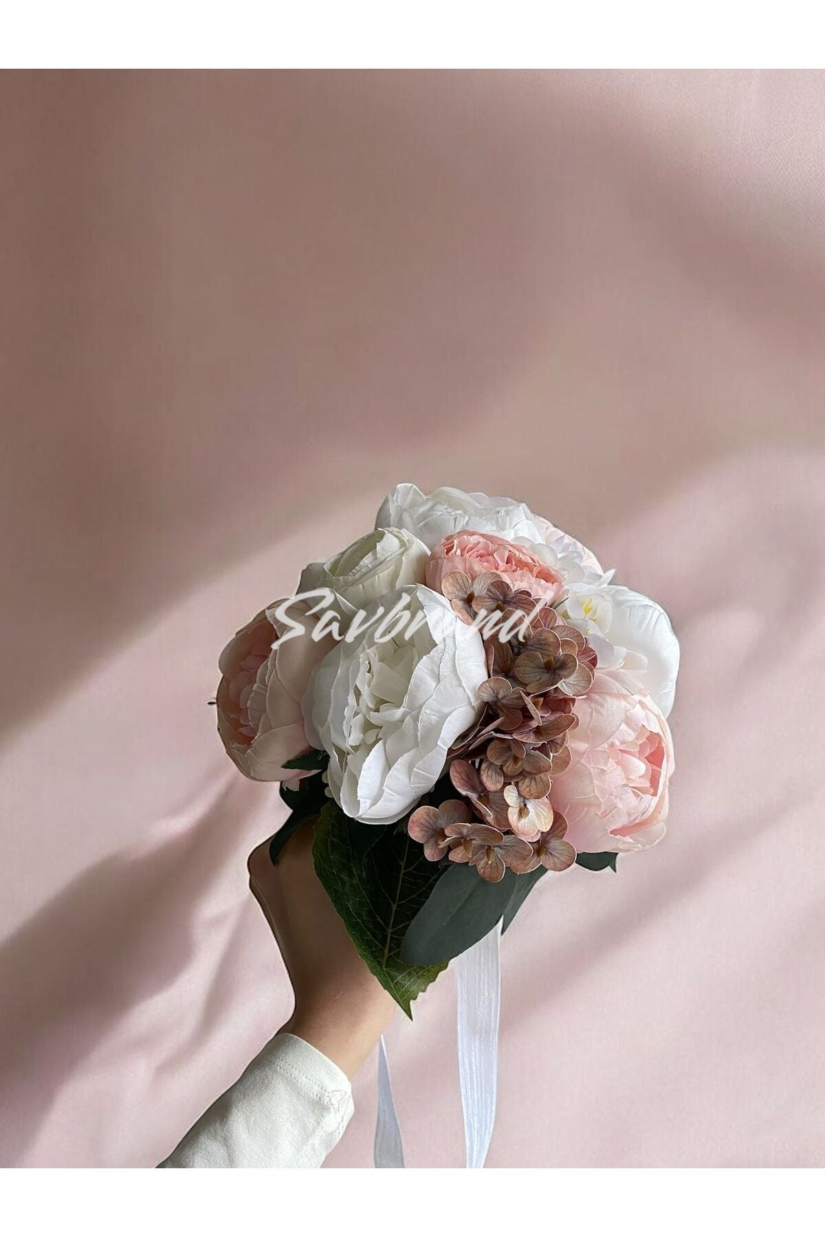 Brautstrauß mit zarter Pfingstrose, feuchter Hortensie und Rose im Spezialdesign