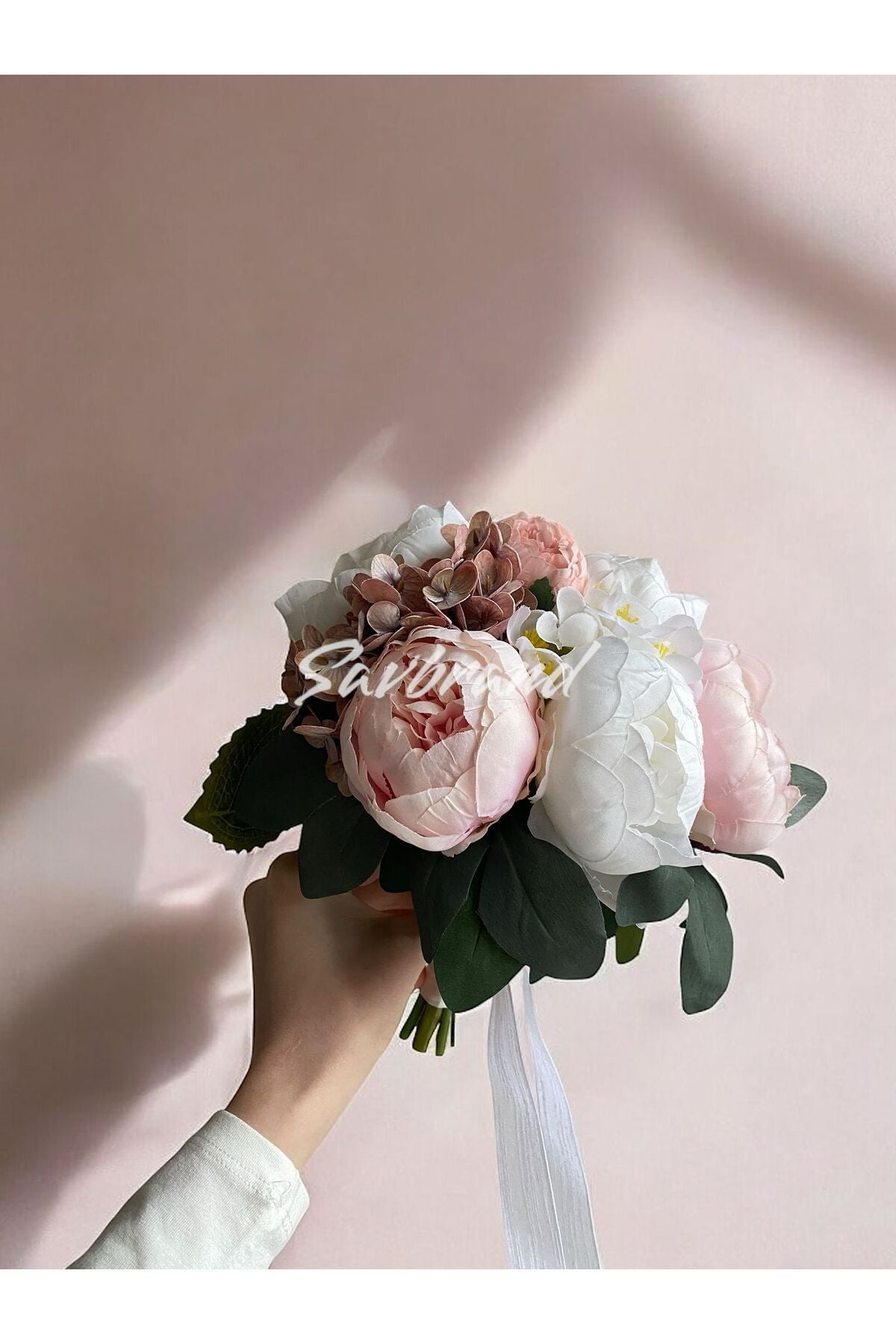 Brautstrauß mit zarter Pfingstrose, feuchter Hortensie und Rose im Spezialdesign