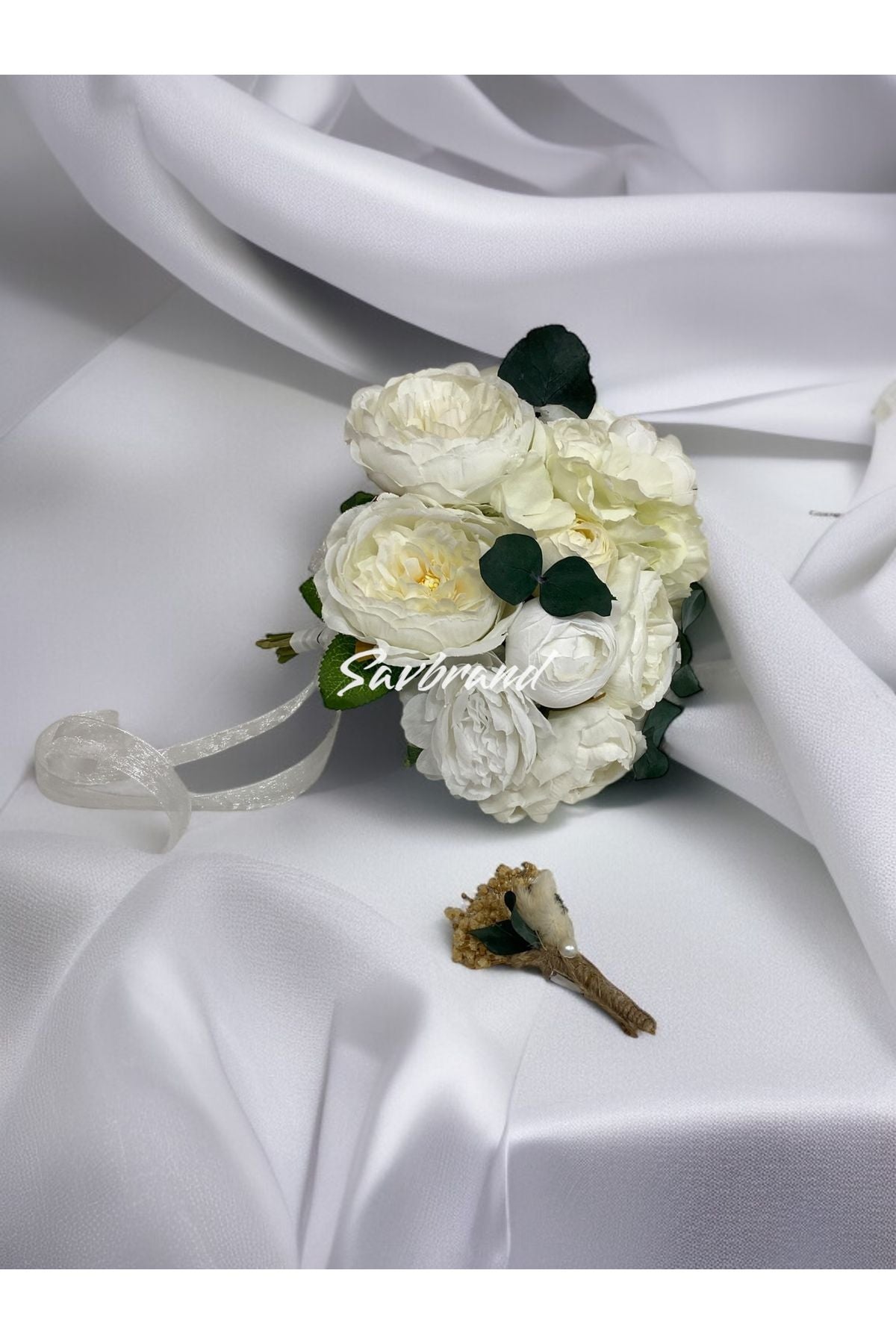Cremefarbener Pfingstrosen-Eukalyptus-Luxus-Brautstrauß und Boutonniere