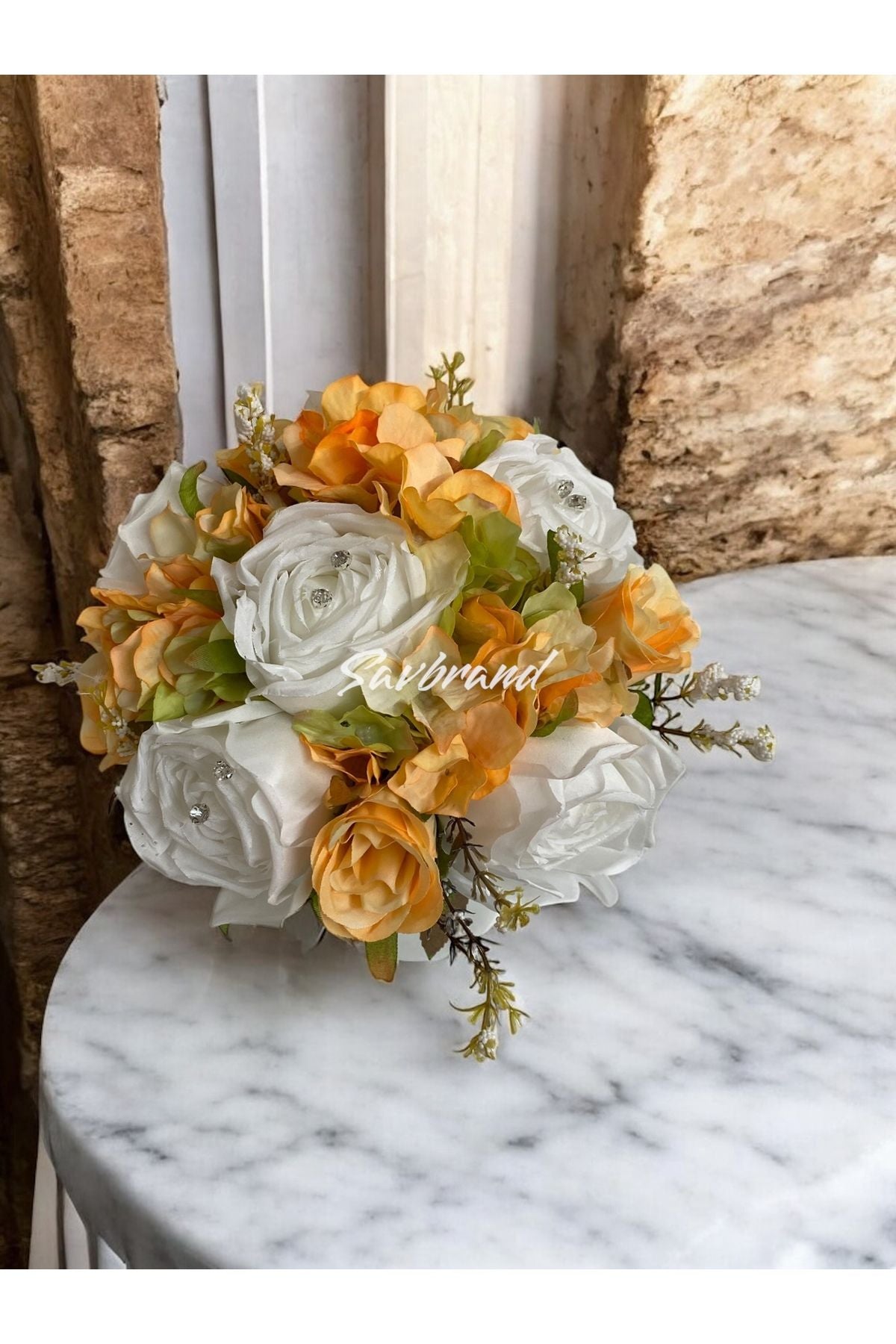 Brautstrauß aus orangefarbenen Rosen und Hortensien