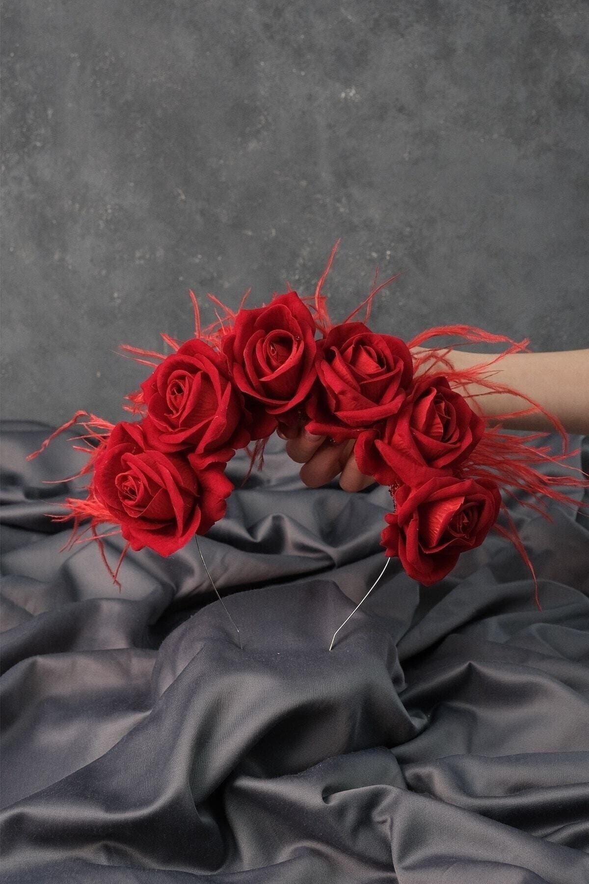 Henna-Krone aus rotem Samt mit Rosenfeder-Design für die Hochzeit von Frauen