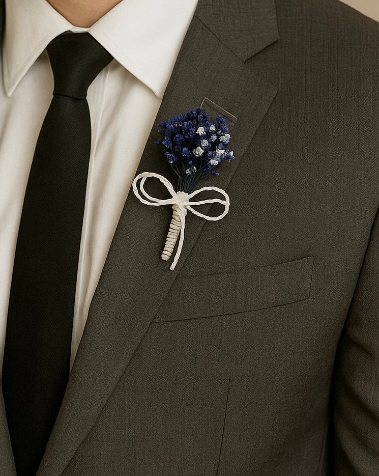 Zarif Mavi Çiçekli Damat Yaka Çiçeği – Özel Günler İçin El Yapımı Boutonniere