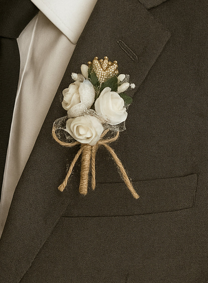 Schneewittchen-Rose-Anstecknadel – Elegantes und stilvolles Bräutigam-Accessoire